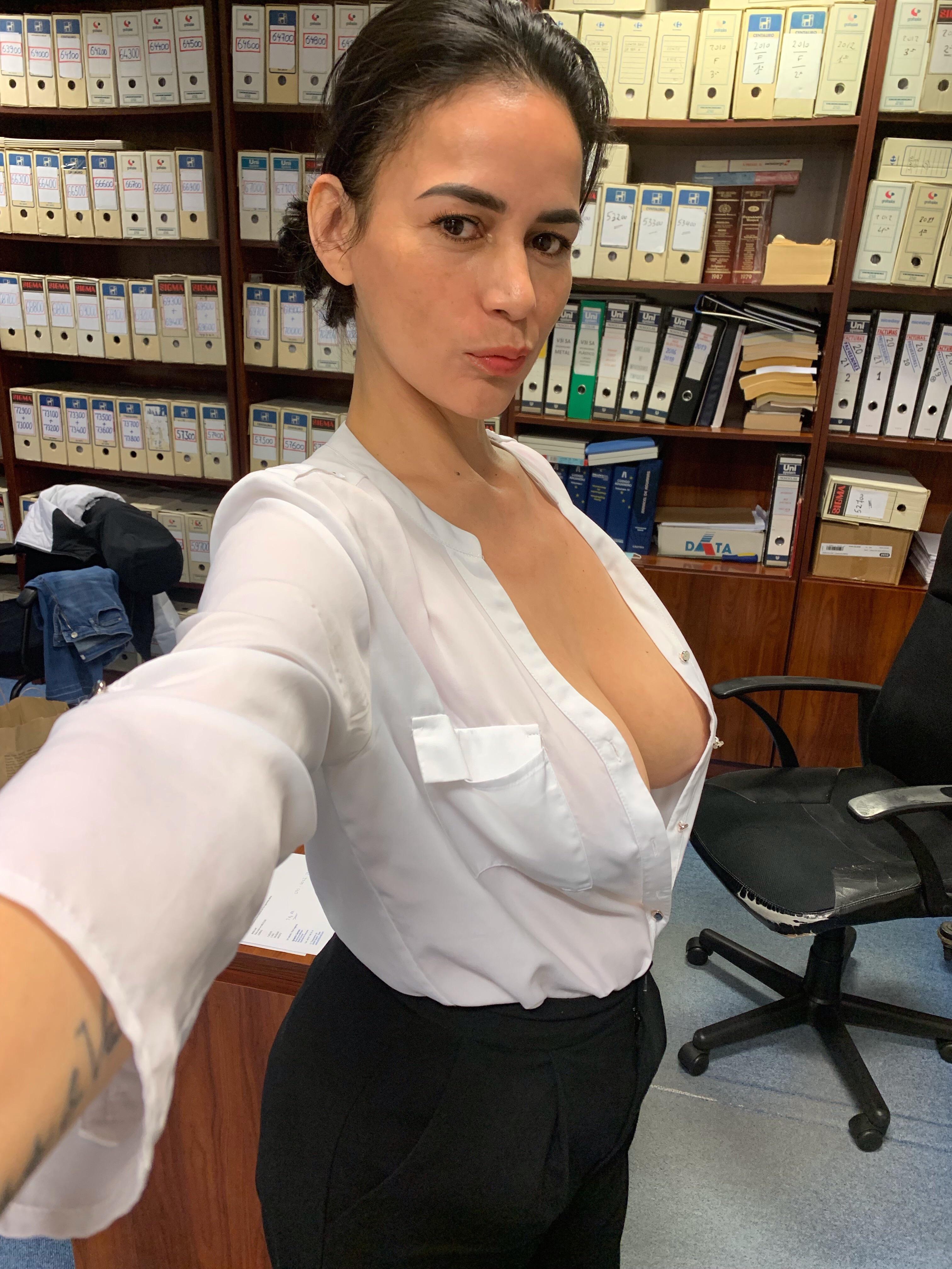 Photos - Selfie In The Office.