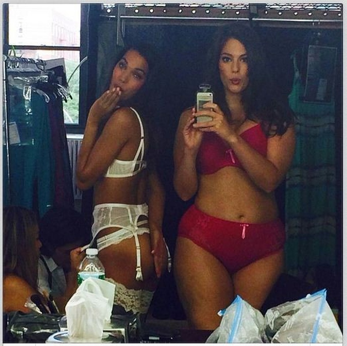 Selfies Lingerie - Curves Come In All Sizes, Says Plus-Size Model With Selfie