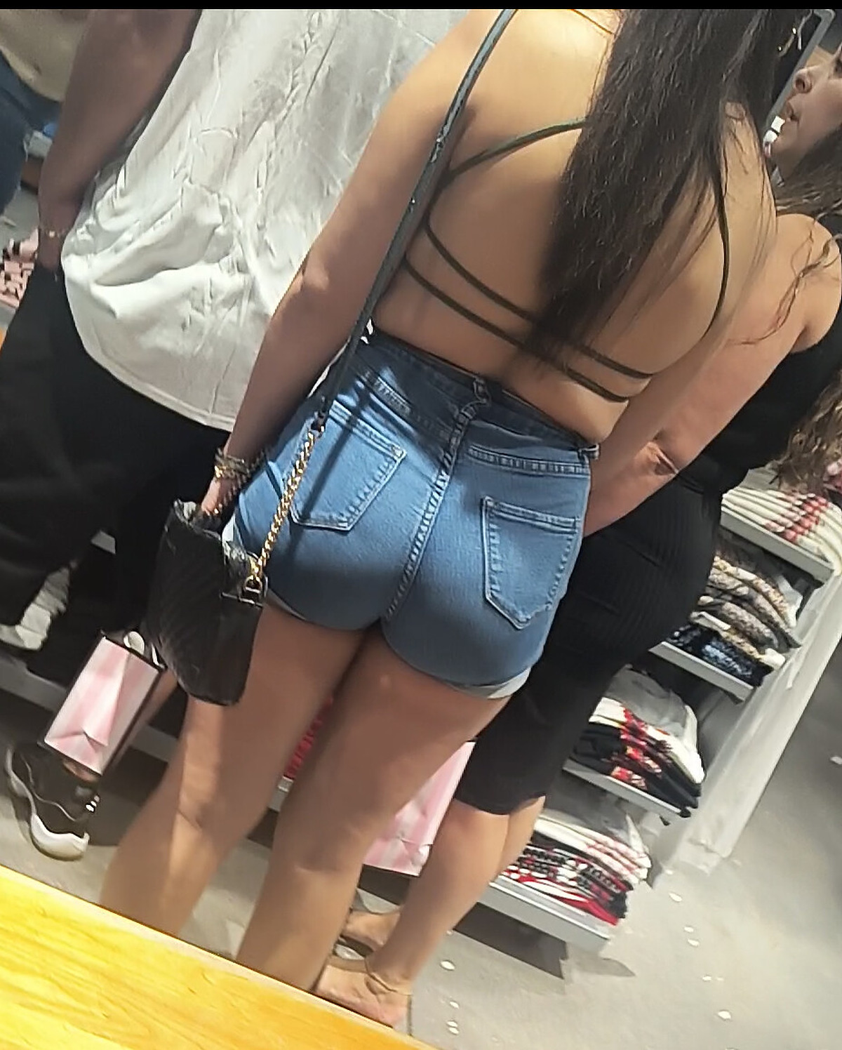 Photos - Another Big Booty Latina In Jean Shorts 🍑 Short Shorts & Voll