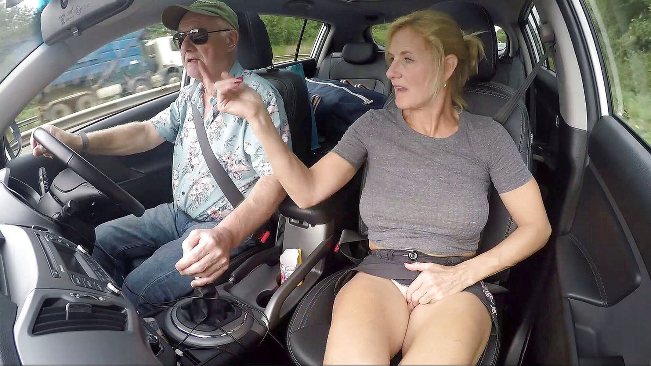 Photos - Molly Maracas With Flashing Truck Drivers In The Car