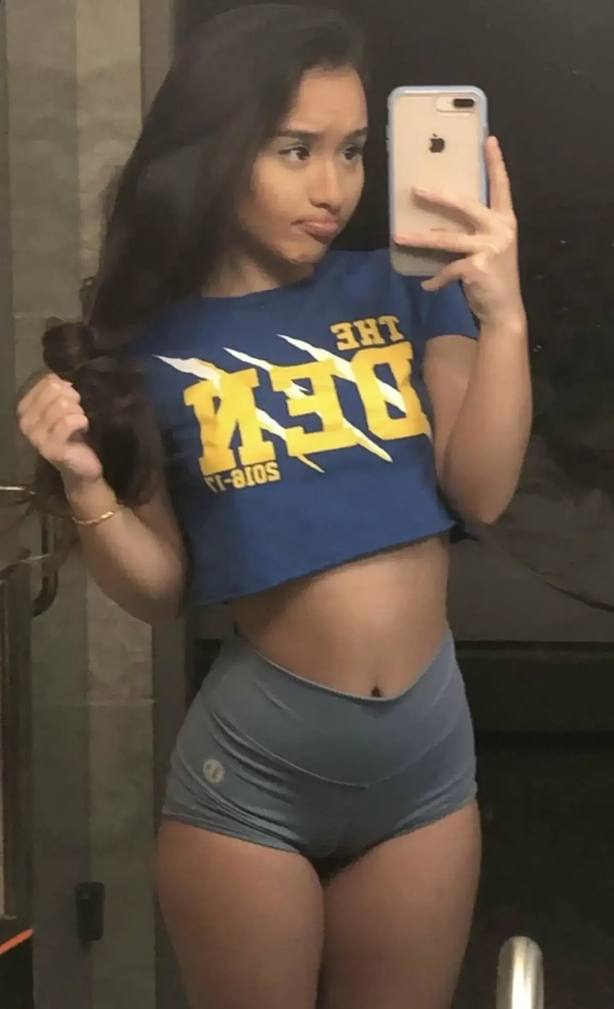 Photos - Brunette Babe Tight Shorts Cameltoe Selfie