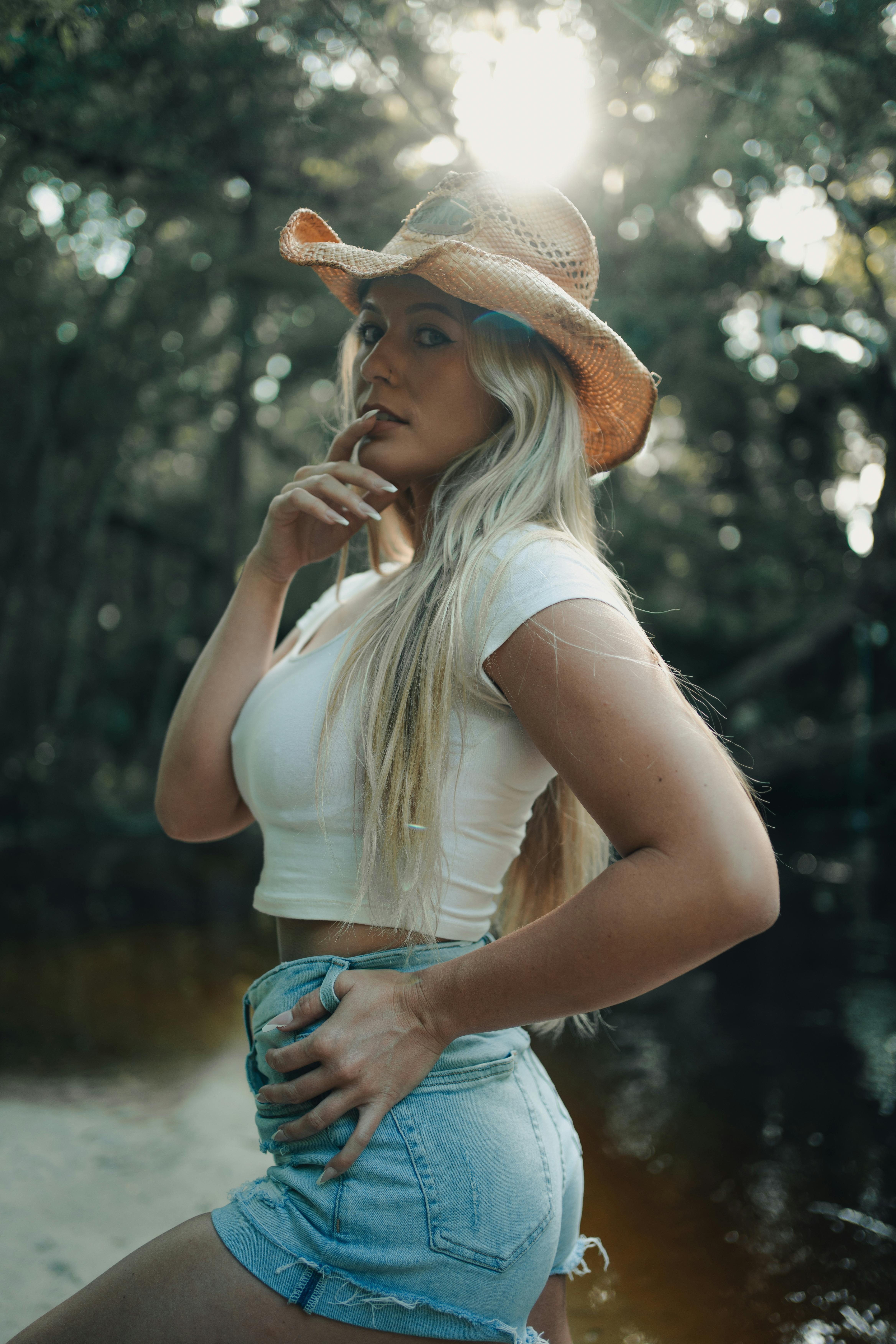 Photos - Portrait Of A Pretty Blonde Wearing Sexy Shorts Posing In The Mi (4)