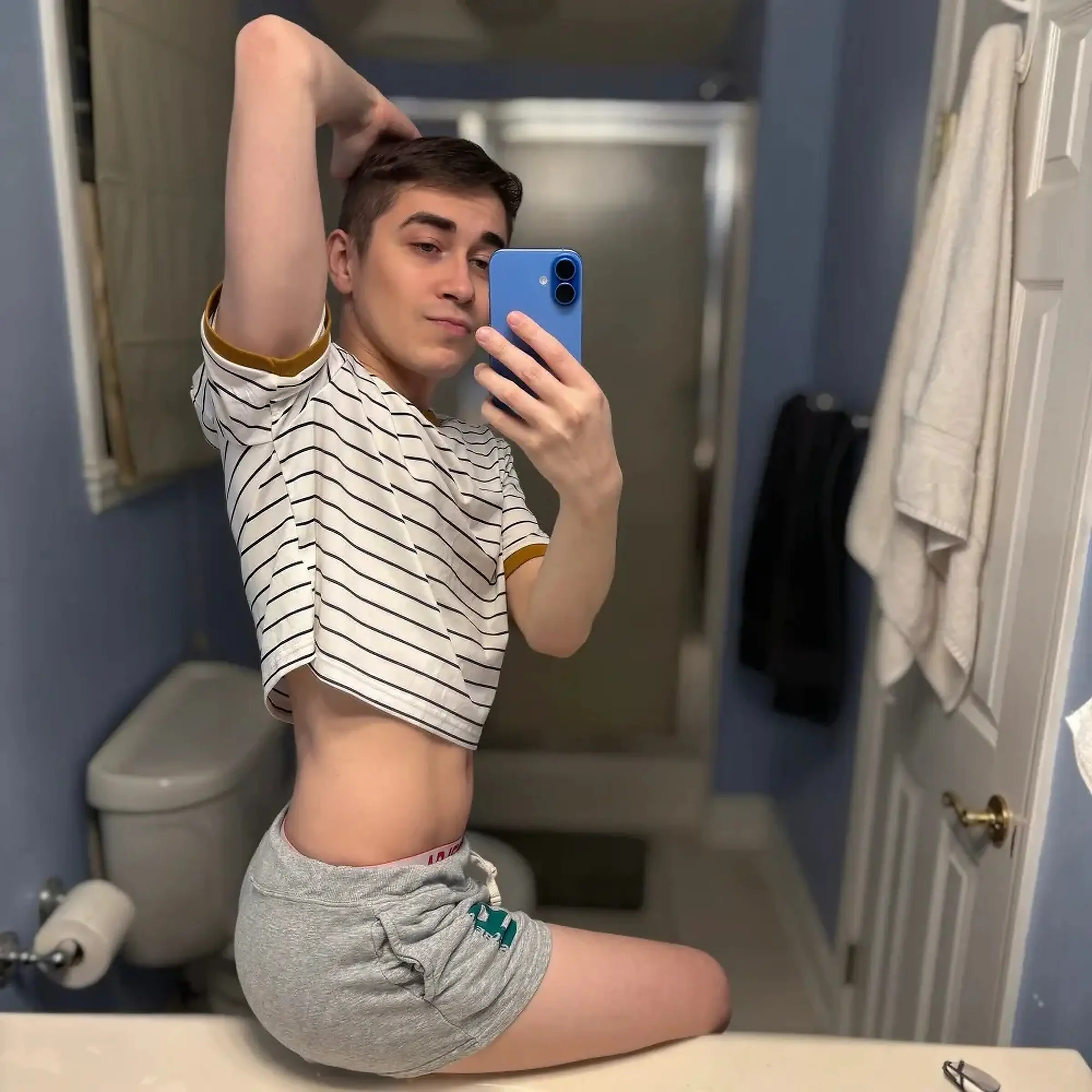 Selfies Booty Shorts - Car And Post By Elilincoln.bsky.social Bluesky