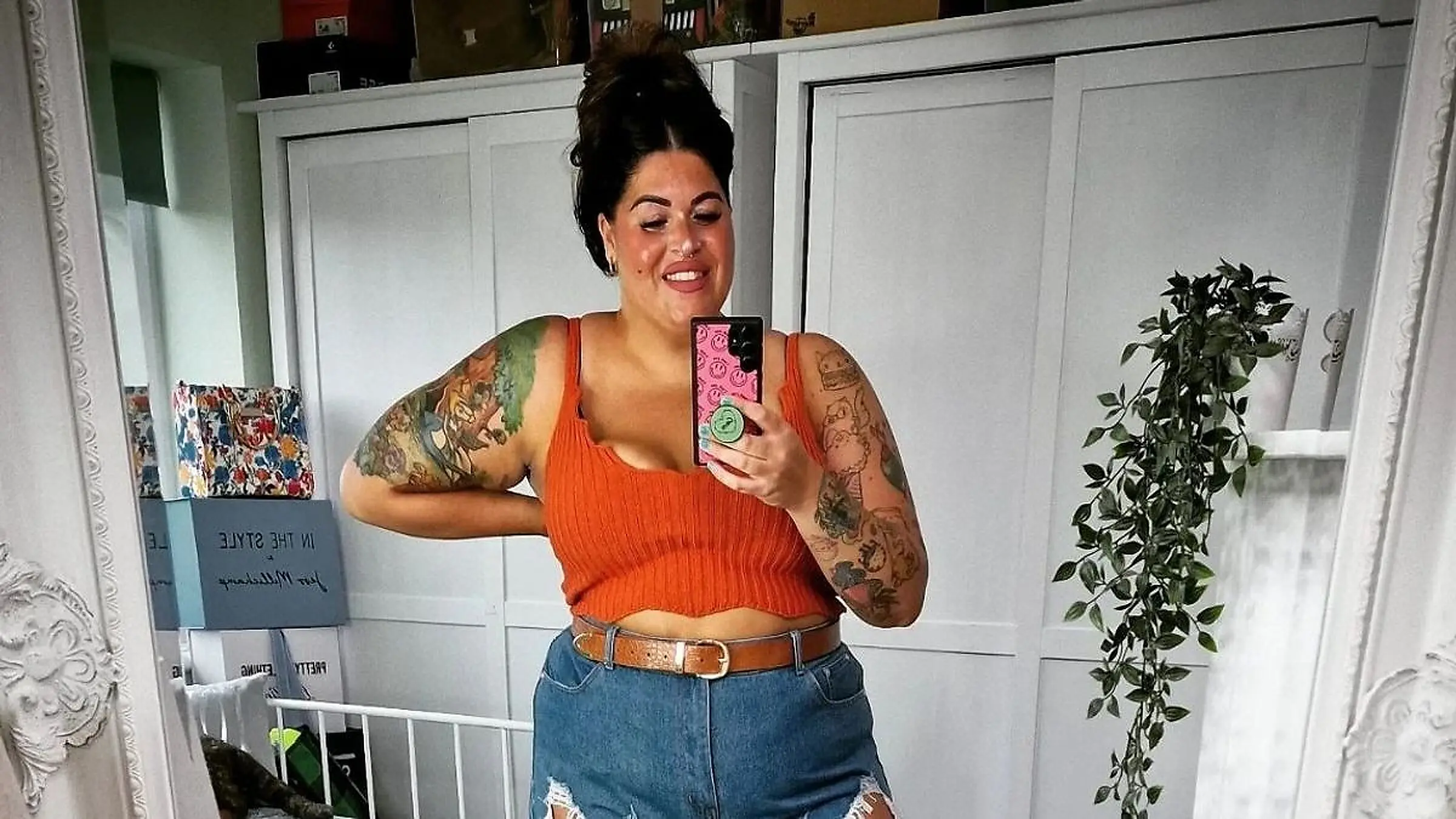 Selfies Booty Shorts - Car And Plus Size Influencer Flaunts Her Chunky And Wobbly Thighs In