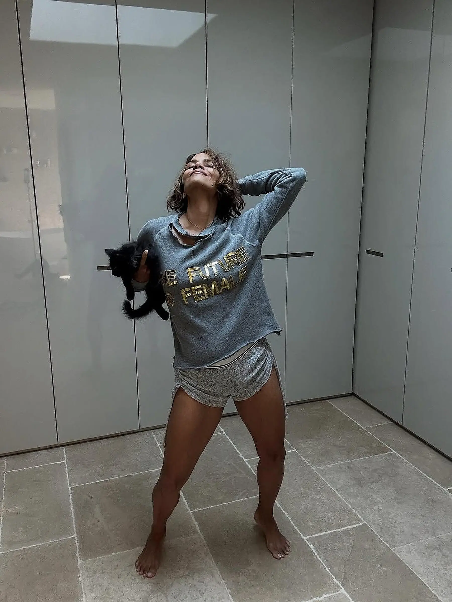 Selfies Booty Shorts - Car And Halle Berry Goes Makeup Free In Short Shorts To Play With Kitten