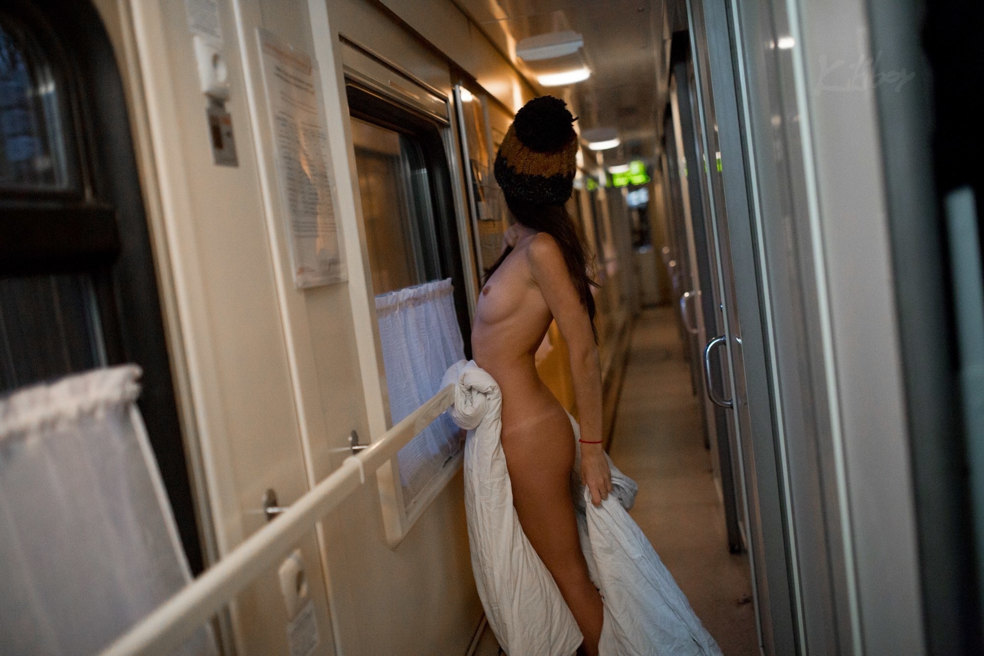 Flashing Pussy In Train - Girl Masturbates Publicly In A Train Compartment On The Top Bunk T (14)