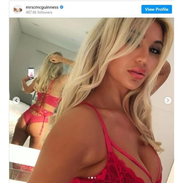 Selfies Lingerie - Instagram Models Dressed As Santa Claus Sk Syri Lajmi I