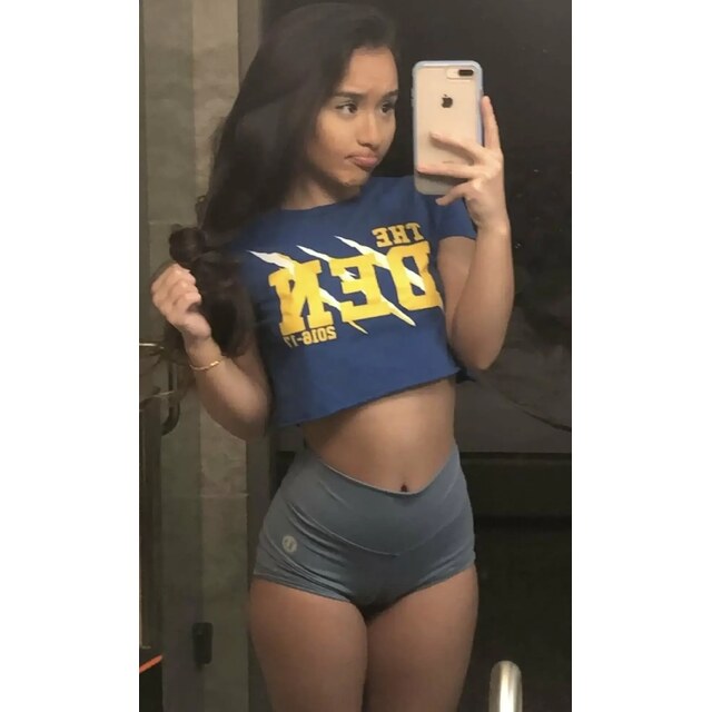 Photos - Brunette Babe Tight Shorts Cameltoe Selfie