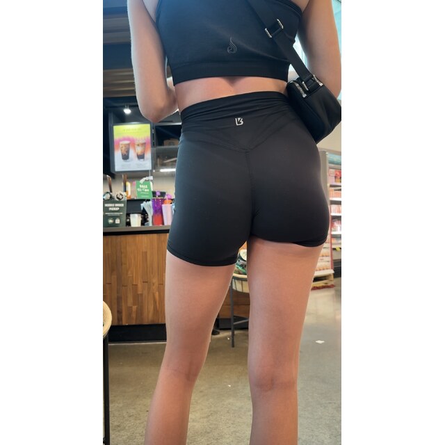 Photos - Oc College Girl In Tight Booty Shorts Shows Off Her Juicy Ass