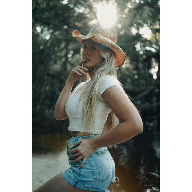 Photos - Portrait Of A Pretty Blonde Wearing Sexy Shorts Posing In The Mi (4)