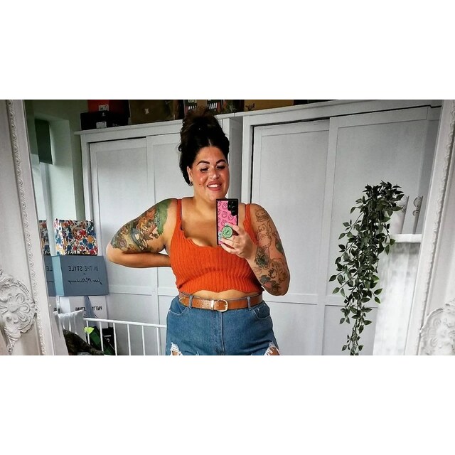 Selfies Booty Shorts - Car And Plus Size Influencer Flaunts Her Chunky And Wobbly Thighs In