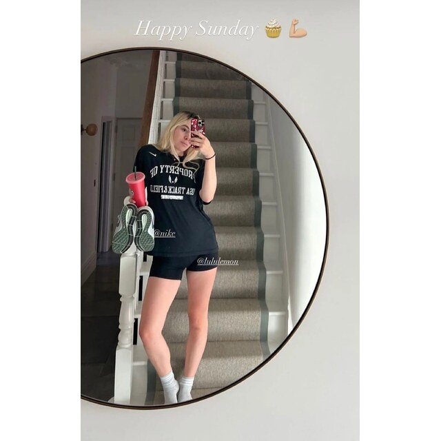 Selfies Booty Shorts - Car And Gordon Ramsay S Daughter Holly Puts On Leggy Display In Figure H