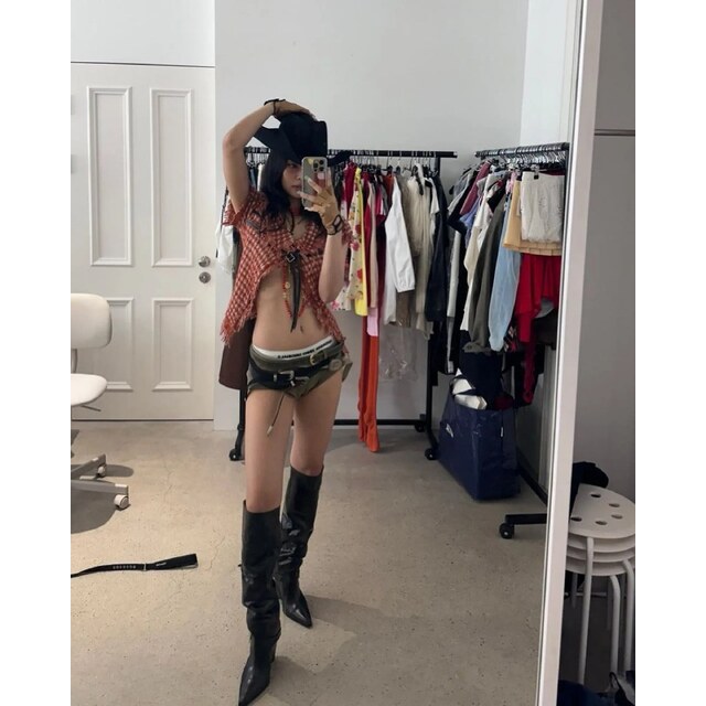 Selfies Booty Shorts - Car And Jennie Shares Bold Selfies Flaunting Under Boob And Underwear Fa