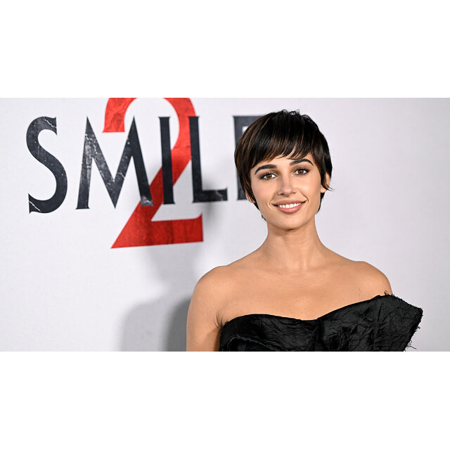 Photos - Smile 2 Star Naomi Scott Does Not Want You To Smile At Her In Pu